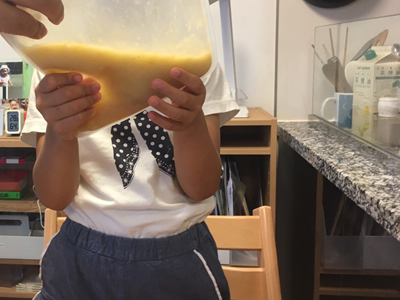 はちみつと砂糖、牛乳をいれさらによく混ぜる。