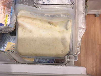 冷凍庫で平らにして冷凍する。