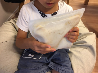 2時間後に冷凍庫から取り出しスタッシャーごともんで、さらに2時間冷凍する。全体が凍ったら、再度もんでほぐす。