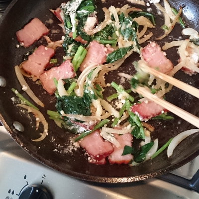 火を止めて、小麦粉を入れてかき混ぜる。