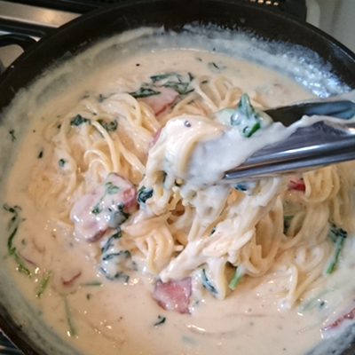 そこに茹でたパスタを加えて、塩・こしょうで味を調え出来上がり!