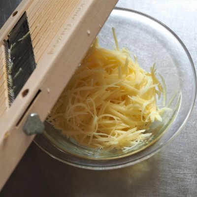 じゃがいもをベンリナーなどのスライサーで千切りにする。水にさらさないで、塩を混ぜる。