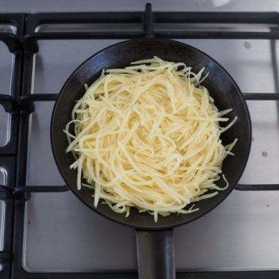 小さいフライパンを熱し、オリーブオイル大さじ1を入れたらじゃがいも全量入れる。多いかな?と思っても少なくなるので大丈夫!