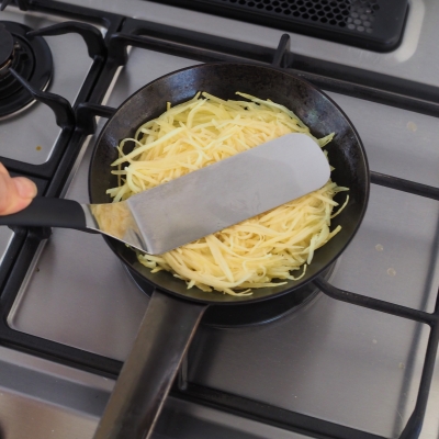 ヘラで平らにしながら中火で焼く。こんがりと焼き色がついたらひっくり返す。目安は7～8分。