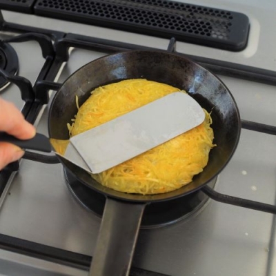 ひっくり返したらまわりからオリーブオイル大さじ1を入れて、ヘラで押さえながら焼く。目安は7～8分。