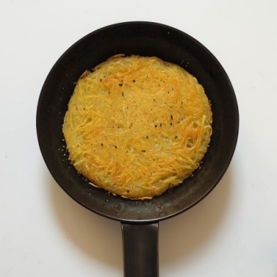 カリッと香ばしく焼けたら塩、コショウをかけて切り分けていただきます。