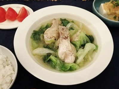 鶏手羽元とレタスのスープ鍋