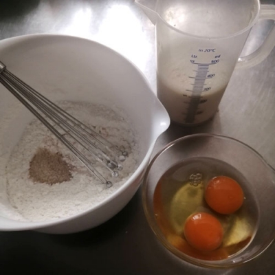 クレープ生地を作る。
ボウルに薄力粉と砂糖を入れ泡だて器でぐるぐる混ぜる。