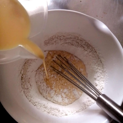 溶いた卵と牛乳を混ぜ、1の粉に少しずつ加え混ぜながら粉っぽくなくなるまで混ぜる。