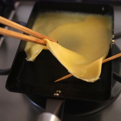 約30秒くらいで端を竹串ではがし、菜箸と竹串でひっくり返したら、約20秒くらい焼く。冷ましておく。22枚焼けました。