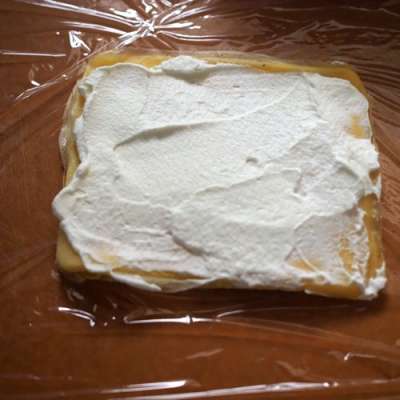 生クリームに砂糖を入れ8分立てにホイップする。ラップを敷いてその上にクレープ→生クリーム→クレープと重ねていく。半分(11枚)で1つ、あと半分で1つの2つ作りました。