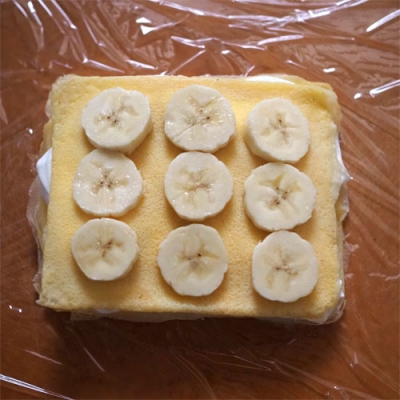 1つにはクリームの代わりにバナナをいれました。クリームも余っていたら入れたいですがこの時はちょっと足りませんでした(泣)