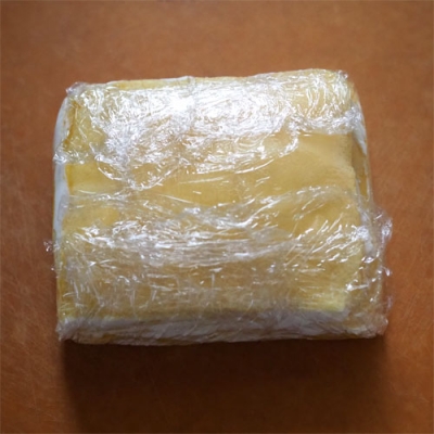 ラップで包んで冷蔵庫で冷やしておけばしっかり固まって切りやすくなります。