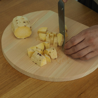 さつまいもの皮をむき、イチョウ切りにします。
