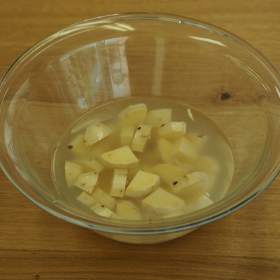 変色を防ぐため、水にさらしてアク抜きをします。