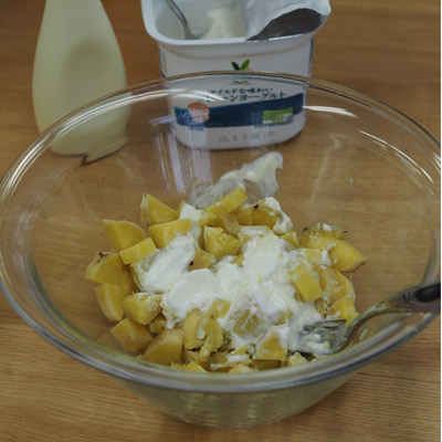 粗熱が取れたら、ヨーグルト・マヨネーズ・塩を入れてよく混ぜ合わせます。