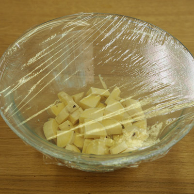 水気を取り、ラップをして電子レンジ(600W)で4～5分加熱します。
※加熱時間はご家庭の電子レンジによって調節してください。竹串がすっと通る程度の柔らかさになるまで加熱してください。