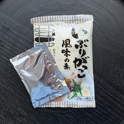 スモークの風味をつける為に「いぶりがっこ風味の素」1袋を豚肩ロースにまぶしてビニール袋に入れ冷蔵庫で一晩寝かせる。カルディなどで類似品が取り扱われているそうなのであれば使ってみてください(省略可)