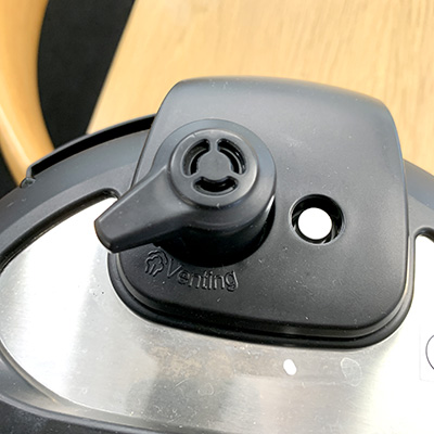 蓋のピンは【Venting】にしてください(スロークックは加圧しない調理方法です)