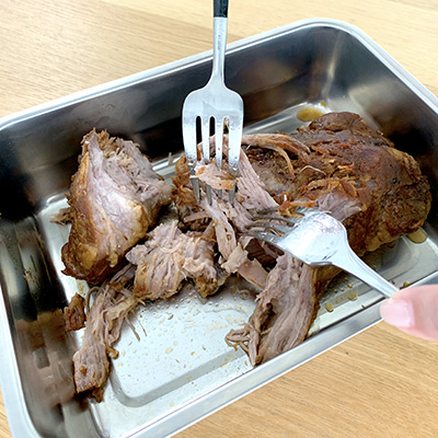 お肉だけを取り出してほぐします。