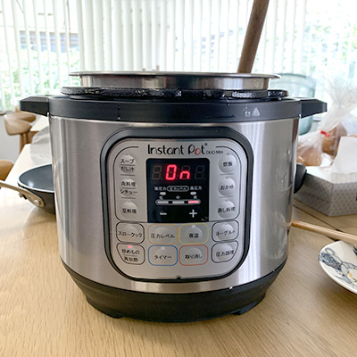 インスタントポットを【炒めもの】モードにして、お鍋に残ったソースを煮詰めます。