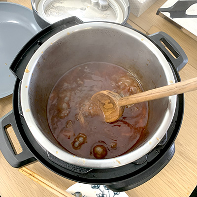 ソースが半分くらいの量になるまで煮詰めます。ソースの濃度が高くなるとグツグツ跳ねるのでよくかき混ぜながら煮詰めます。