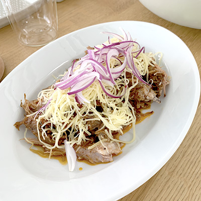 ほぐしたお肉にソースをかけ、お好みでシュレッドチーズとオニオンスライスをのせていただきます!スロークックで調理すると「お肉の味」がしっかり味わえます。