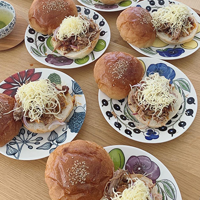 そのまま食べても、バンズに挟んでバーガーにしても美味しいですよ!お試しあれ〜