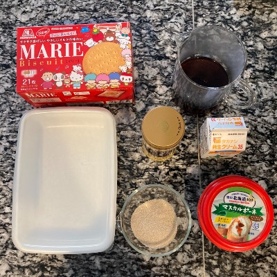 コーヒーを抽出しておくか、インスタントコーヒーをお湯で溶いておきます。