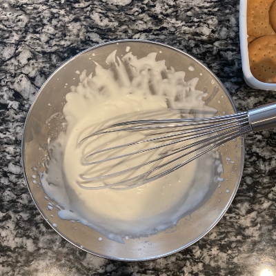 生クリームに砂糖を加え、氷水にあてながら泡立てます。