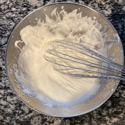 角が立つまでふんわり泡立てたら、マスカルポーネチーズを加えて混ぜます。