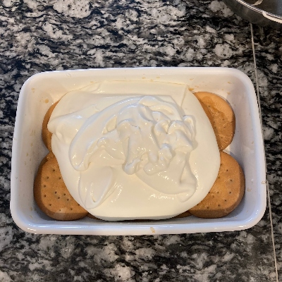 コーヒー染み染みのビスケットの上に4をのせて平らにならします。