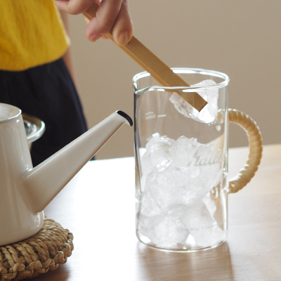 コーヒーサーバーにロックアイスをたっぷり入れます。
冷凍庫で作る氷ですとすぐに融けてしまい、せっかくのアイスコーヒーも薄まってしまうので、今回は奮発して融けにくいロックアイスを使いましょう。