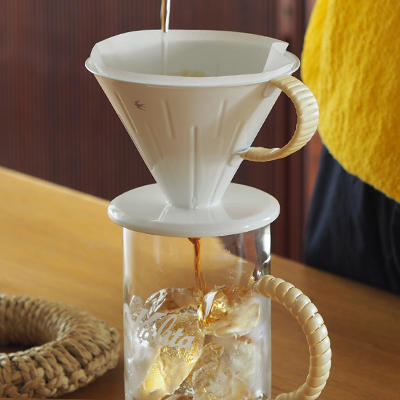 珈琲豆20gをホットよりも細かめに挽いてサーバーにセットし、お湯150mlでドリップします。
深煎り豆がおすすめです。