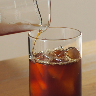 マドラーなどで珈琲と氷を馴染ませてから、お気に入りのグラスに氷ごと注ぎます。