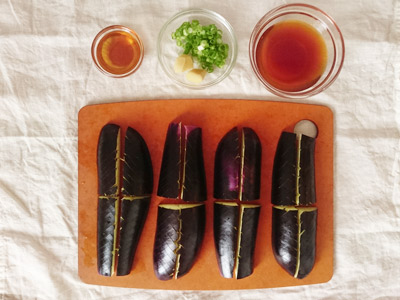 ナスを適当な大きさに切って
塩をまぶしてごま油をまわしかけ、
3分ほどレンジにかけます。
すぐに加熱するのでアク抜き不要です。