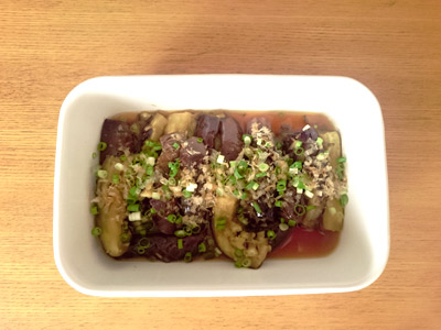 出来立ても美味しいですが、
しばらく放置することで更に味がしみて
美味しくなります。
お好みで鰹節や小ねぎを散らせば出来上がり。
野田琺瑯に保存しておけば
そのまま食卓に出すことができます。