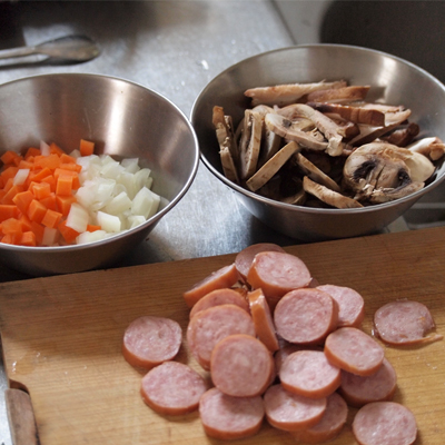 米はさっと洗ってざるに上げておく。(30分くらいだけど短くても大丈夫!)玉ねぎ、ニンジンはみじん切り(細かくなくてOK)きのこ類はスライス。ウインナーは輪切り。