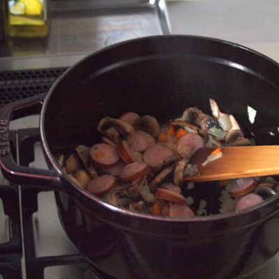 ストウブにバターを入れ弱火で溶かして、玉ねぎ、ニンジンを炒め、しんなりしたら残りの材料を入れて炒める。