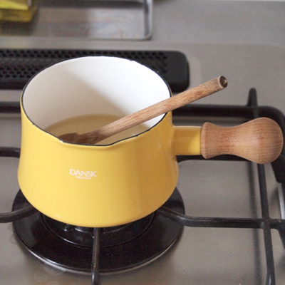 小さめの鍋(ここではダンスク片手鍋13cm使用)に、●を入れて煮立てる。