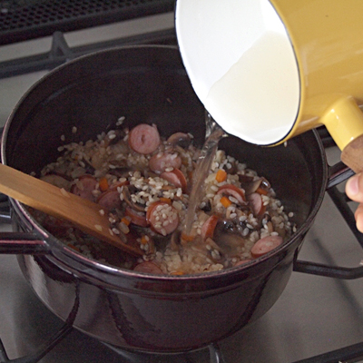 ②に米を加えて少し透き通るまで弱火で炒めて、③をゆっくり注ぎます。かき混ぜながら注ぎます!