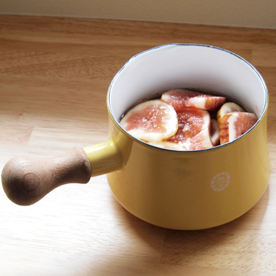 いちじくを輪切りにして鍋に入れる。白ワインとはちみつも入れて、火にかける。(子どもが食べる場合は、先に白ワインとはちみつだけを沸騰させてアルコールを飛ばしておくといいです)