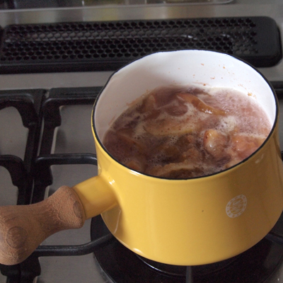 沸騰してから中火で5分くらいで火を止めて、バットに移す。