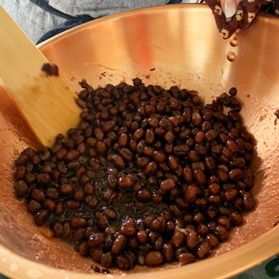 次第に水分が出てきます。中火にかけもったりするまで木べらで練っていきます。