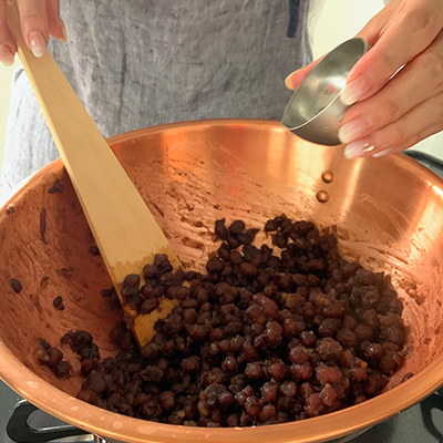 好みのねっとり感になったら塩を加え、軽く混ぜ合わせて粒あんの完成です。