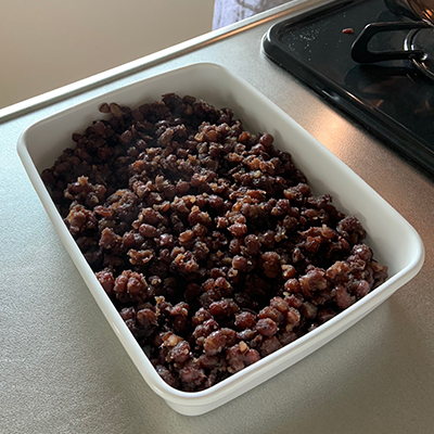 バッドにうつして粗熱をとります。あんみつ、おはぎ、お湯で溶いてお汁粉もいいですね。今日の気分はなんでしょう。