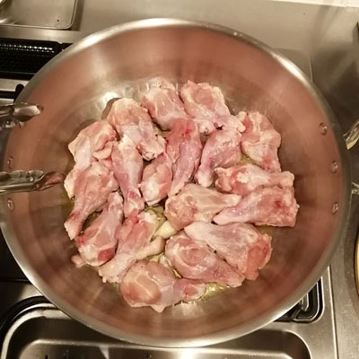 鶏手羽元を鍋に敷き詰めて、じっくり焼いたらひっくり返して両面焼く。