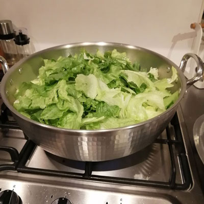 レタスをちぎって投入!