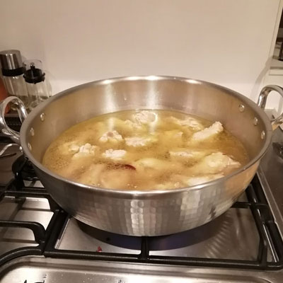 醤油、スープの素、水1Lを入れて蓋をして15分程煮る。