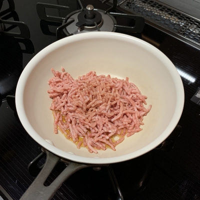 フライパンにごま油を熱してひき肉を炒めます。ちょっとたんぱく質が入っているとお味も栄養も満点に。(鶏ひき肉やツナ缶、じゃこもおすすめ)
